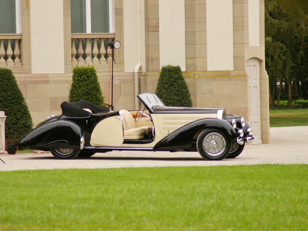 Devant le château Bugatti. Bvu7