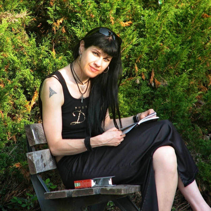 Jeune femme sur un banc au jardin botanique. Yiuu