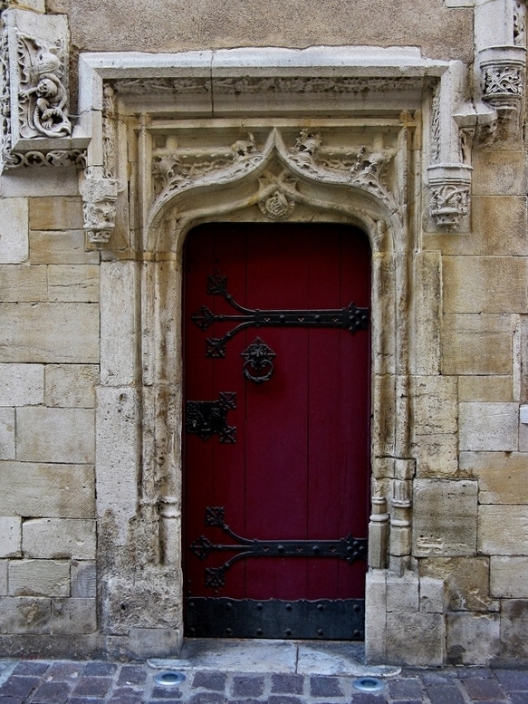 C'est au fond, la vielle porte rouge, vous ne pouvez pas vous tromper. Exho