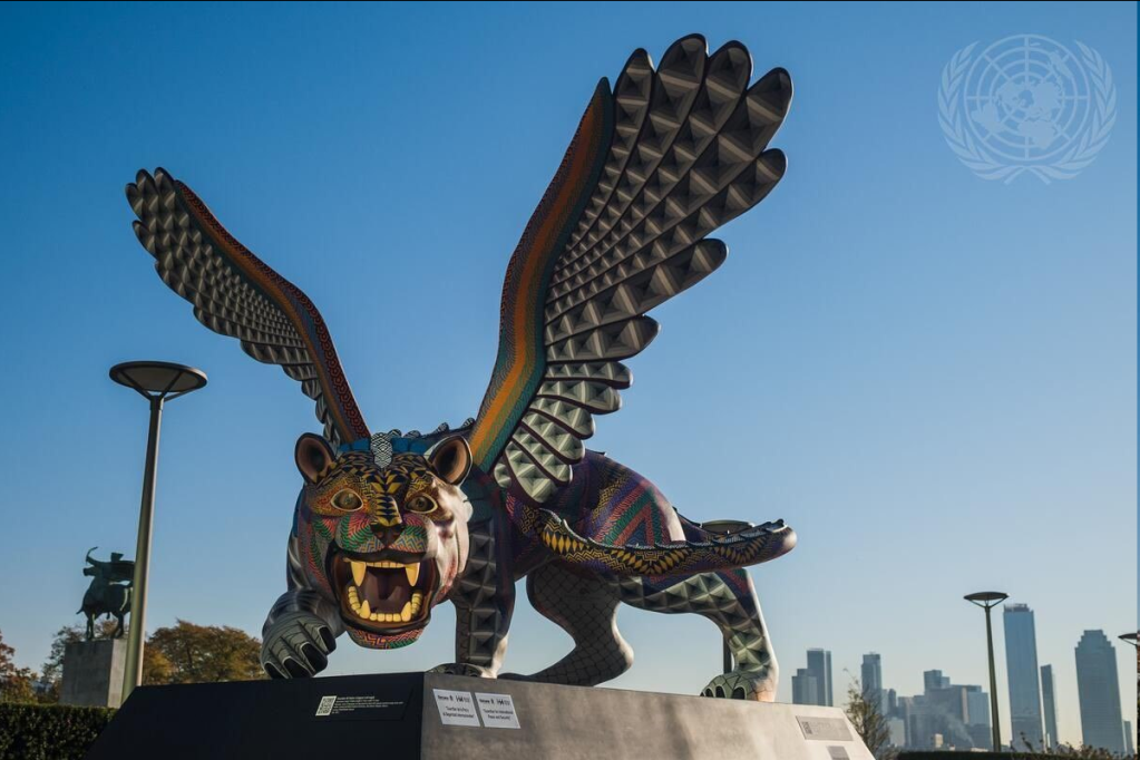 Une nouvelle statue à l'ONU. "Un gardien de la paix et de la sécurité" X9nd