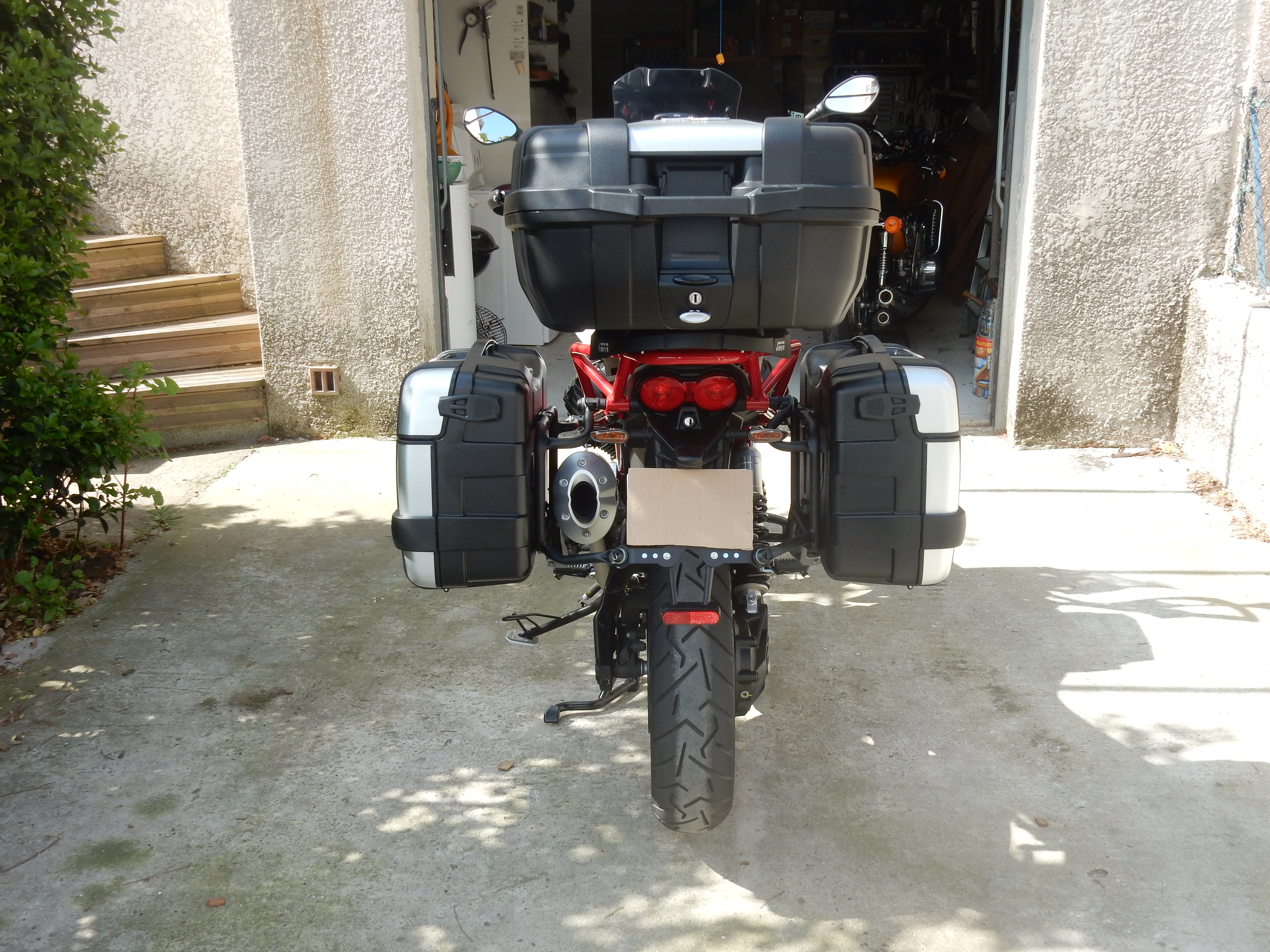 Crashbar et bagages SW Motech pour la Guzzi V85TT - Emoto