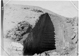 Photographie représentant le grand escalier de l'Acropole sur le site de Kahoun