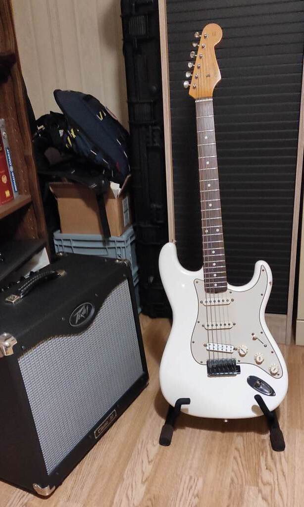 Je cherche une Fender Stratocaster made in Japan Z76a
