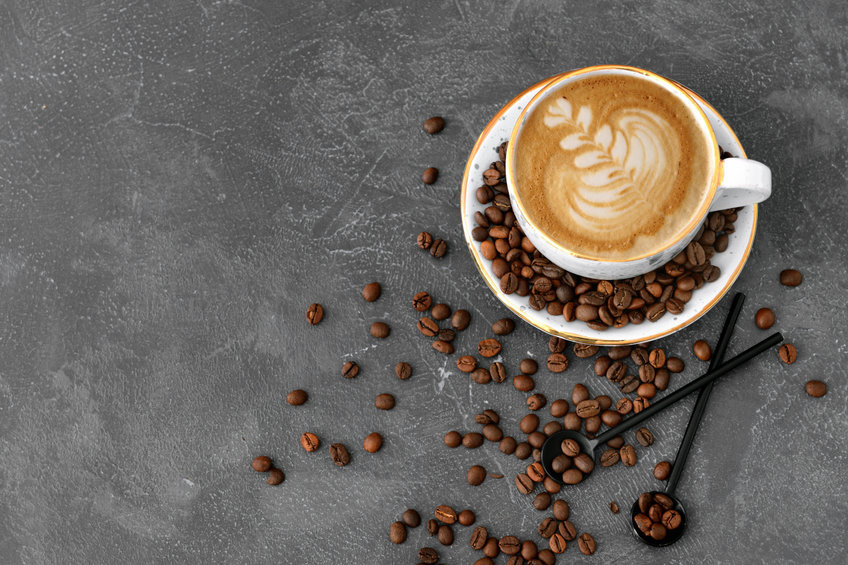 cappuccino et grains de café sur une table