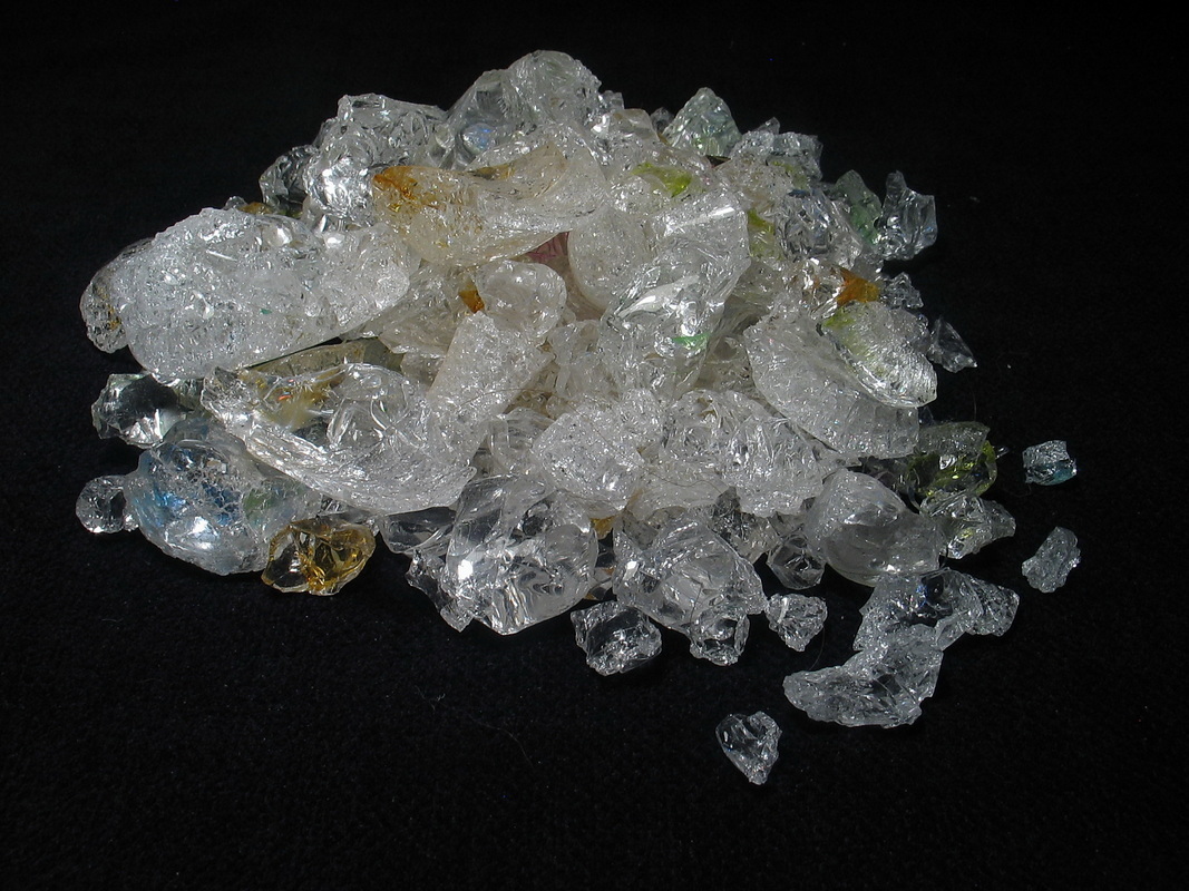 Brisures de verre récupérées dans la verrerie de Bréhat. C3hv