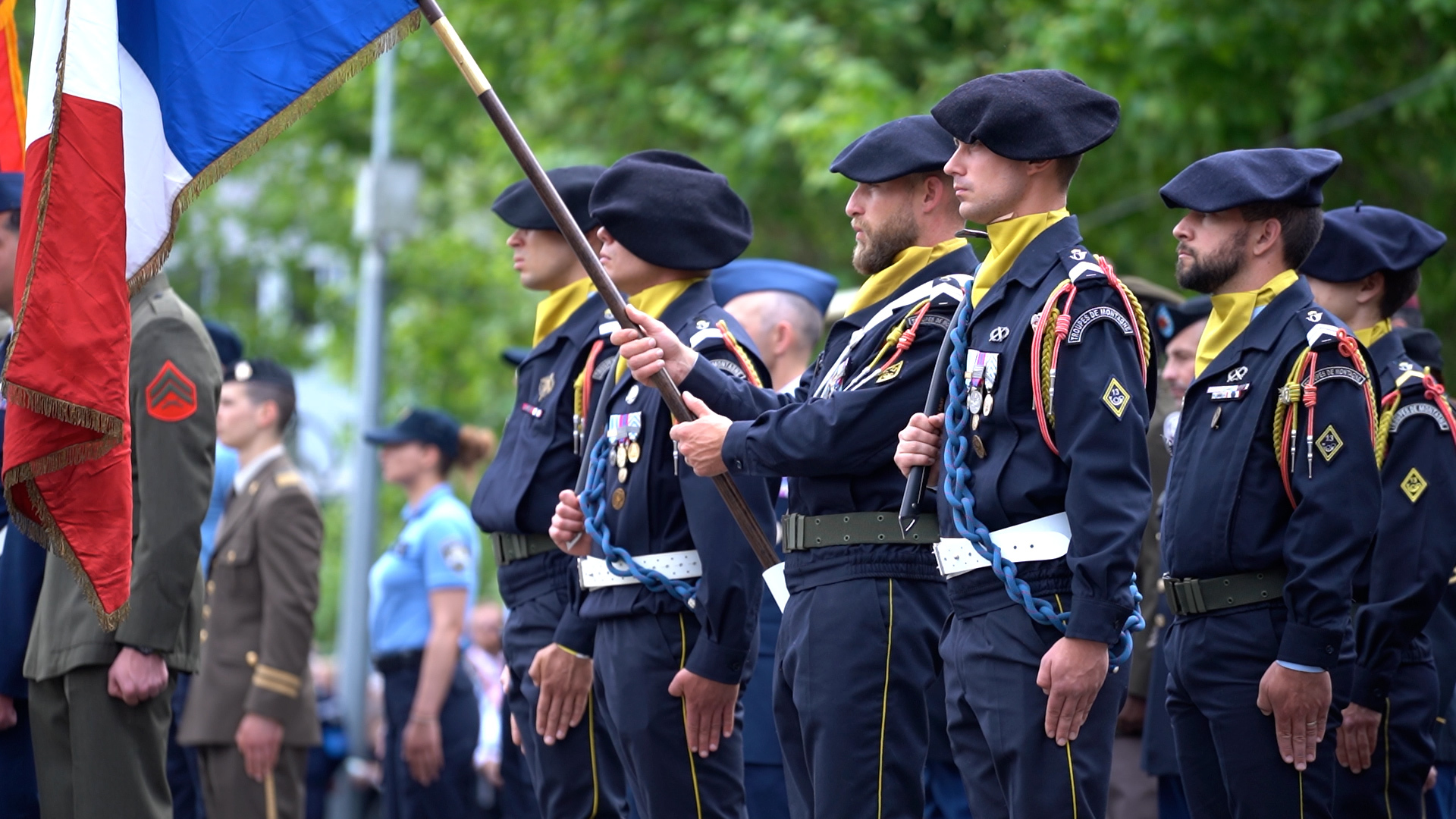Garde au drapeau du 62e Pèlerinage militaire international Bw6i
