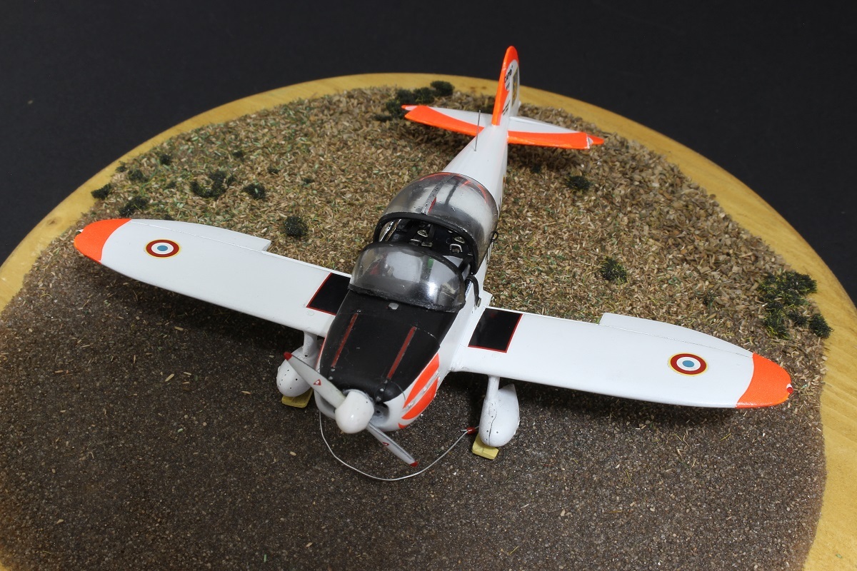[Vitrine concours "Les avions école"]  Mudry CAP 10B - L'Arsenal  - 1/72 J982