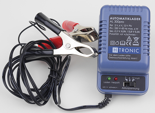 Vue des câbles et pinces, chageur pour batterie au plomb H-Tronic 1248217 AL-300 PRO