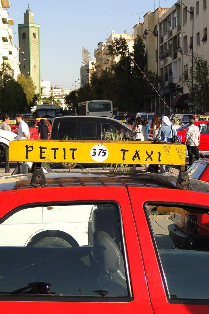 petit-taxi-rouge-de-fes-maroc