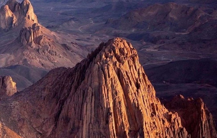 Explore the rich history of Hoggar in Algeria: uncover its ancient secrets through the rock formations