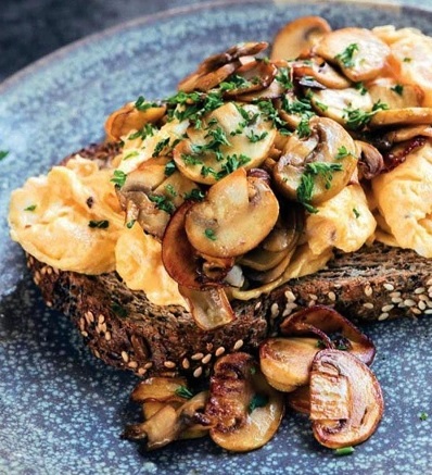 Oeufs brouillés aux champignons Vcyq