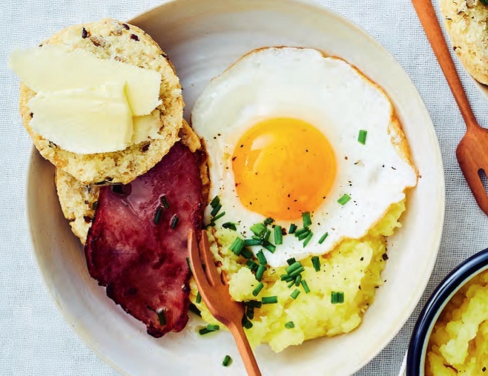 Brunch anglais (Scones salés, oeuf au plat, lard grillé, purée de pomme de terre) Uqg0