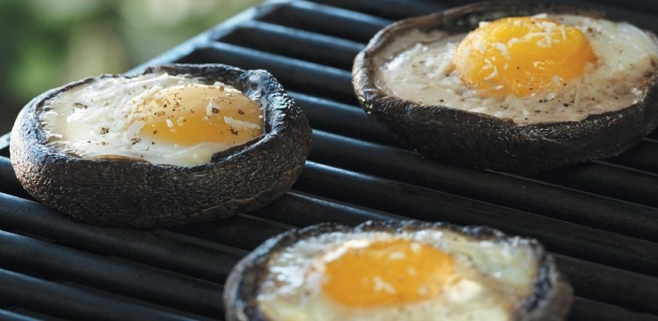 Oeufs en coque de champignons grillés Wa1t