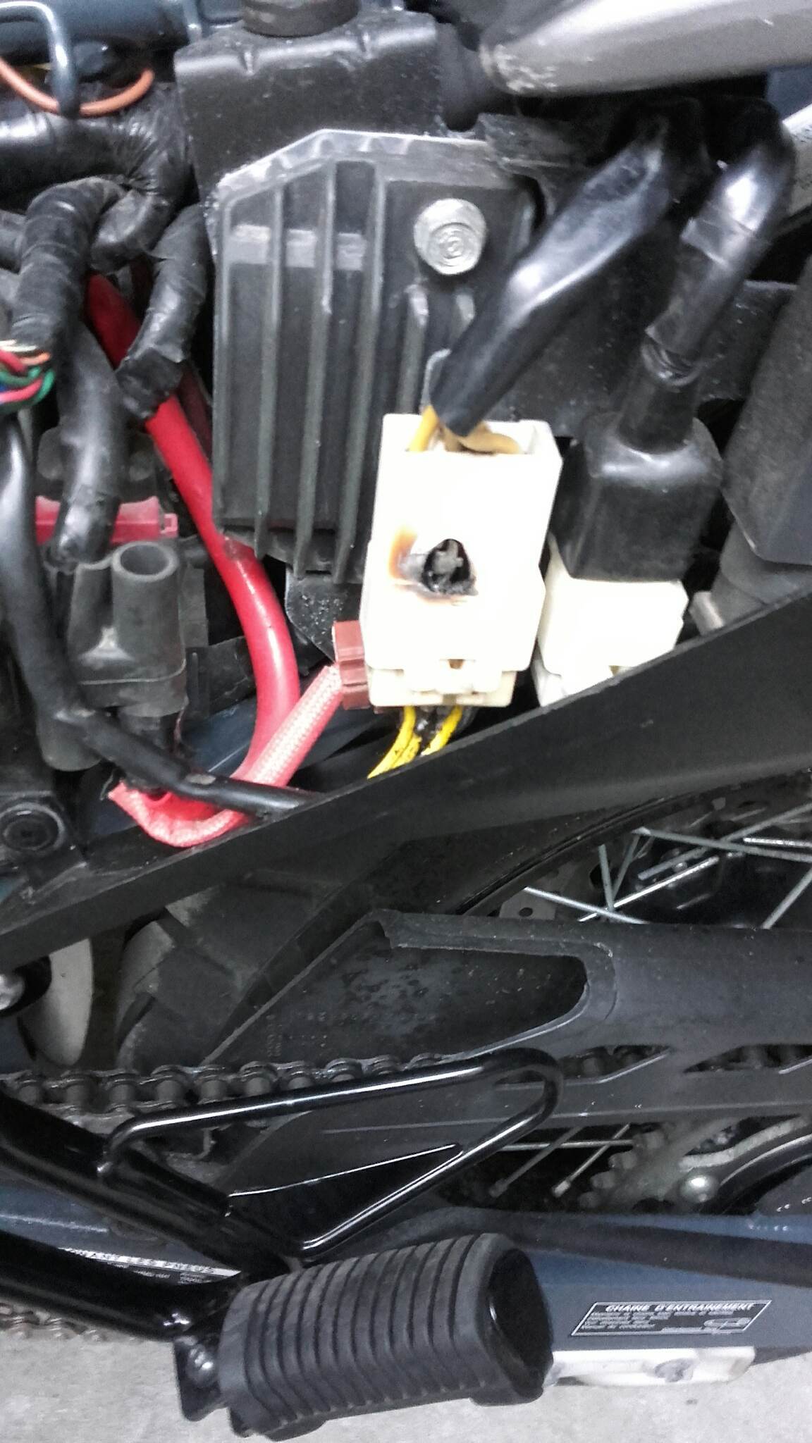 Pourquoi ma voiture sent-elle les œufs pourris ? Comment je le répare?