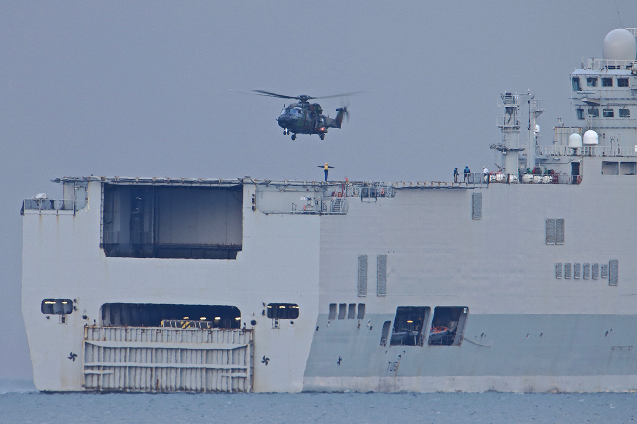 Manoeuvres militaires en baie d'AJACCIO. 5g9g