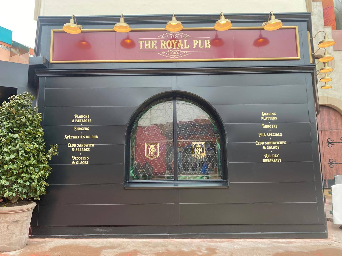 The Royal Pub - Village  - Page 3 0s2u