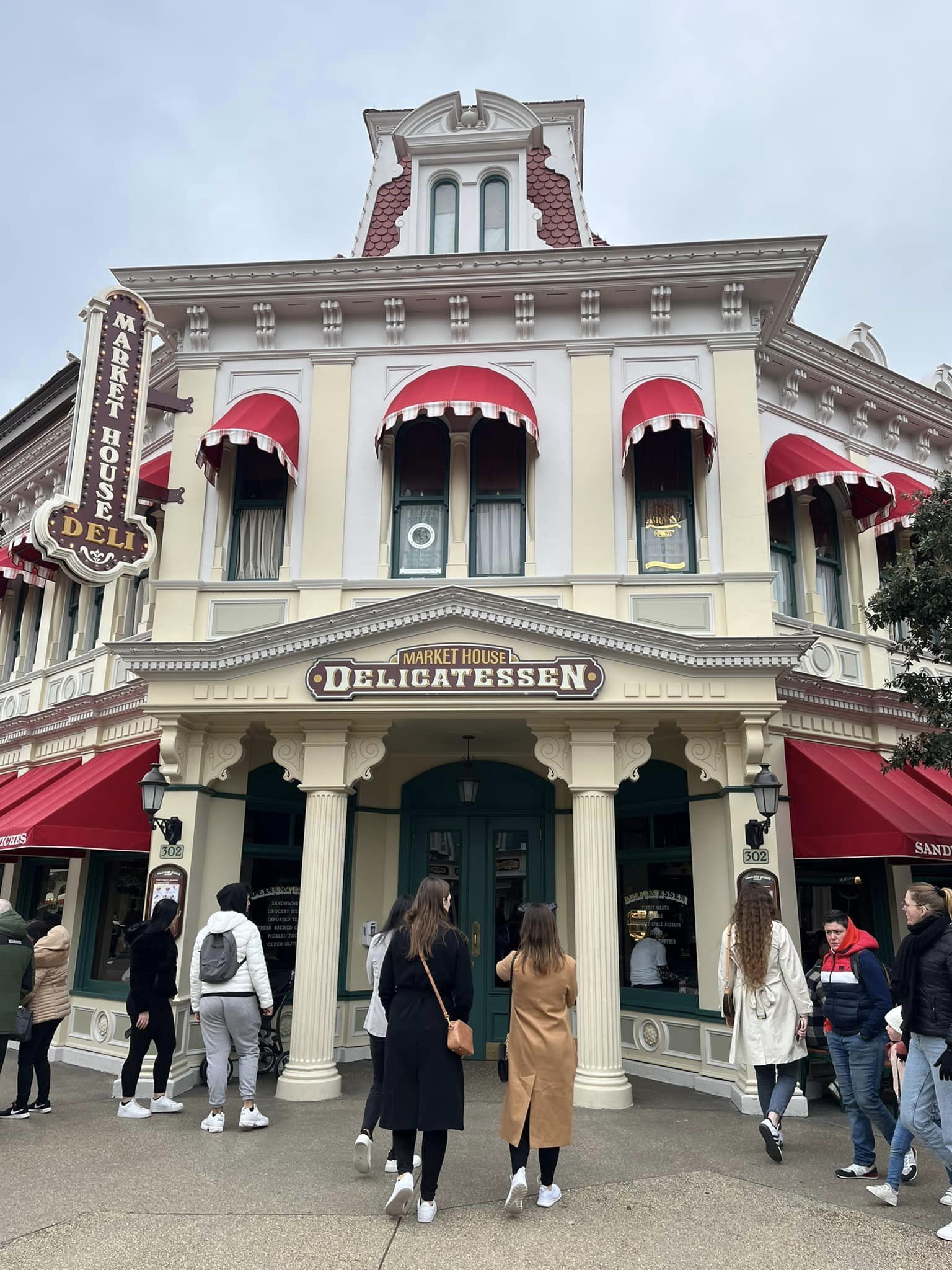Market House Delicatessen - Disneyland Parc  6rt5
