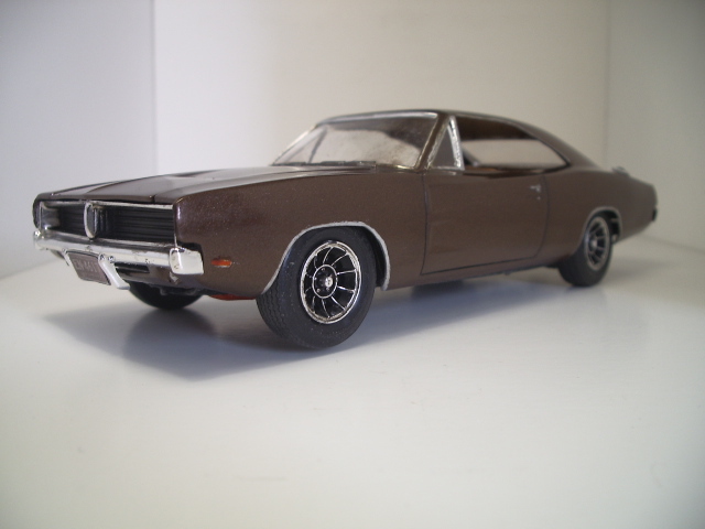 Dodge Charger R/T 1969 de chez MPC au 1/25 .  Kmpv