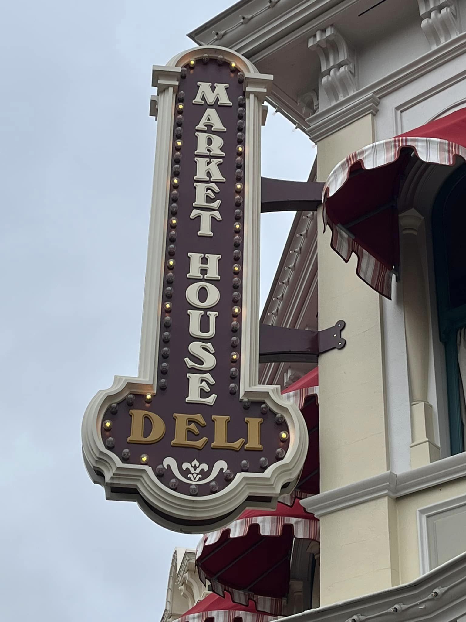 Market House Delicatessen - Disneyland Parc  Lzs8
