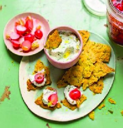 Crackers de fanes de radis & dips de ricotta/citron vert Dhzk