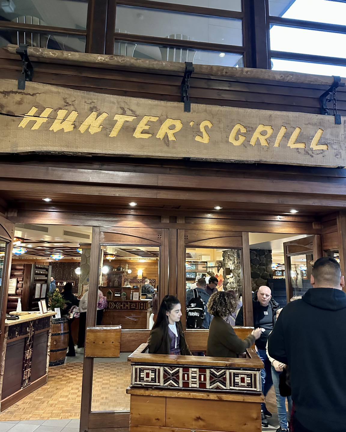 Hunter's Grill - Disney's Séquoia Lodge  - Page 4 Gqim