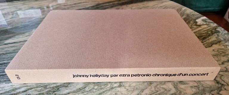 #### JOHNNY HALLYDAY PAR EZRA PETRONIO, CHRONIQUE D'UN CONCERT (LUXE)  #### 67pj