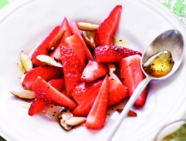 Salade de fraises/amandes/miel/rose/poivre timut Mvf7