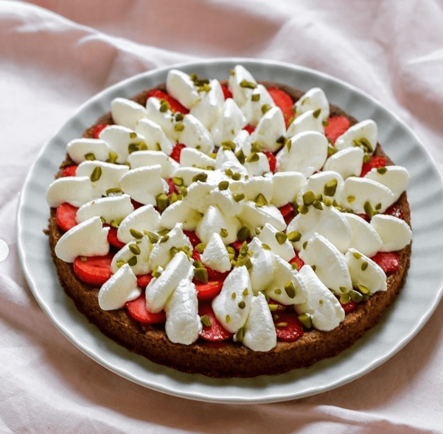 Tarte aux fraises, praliné de pistache, chantilly fleur d’oranger 🍓