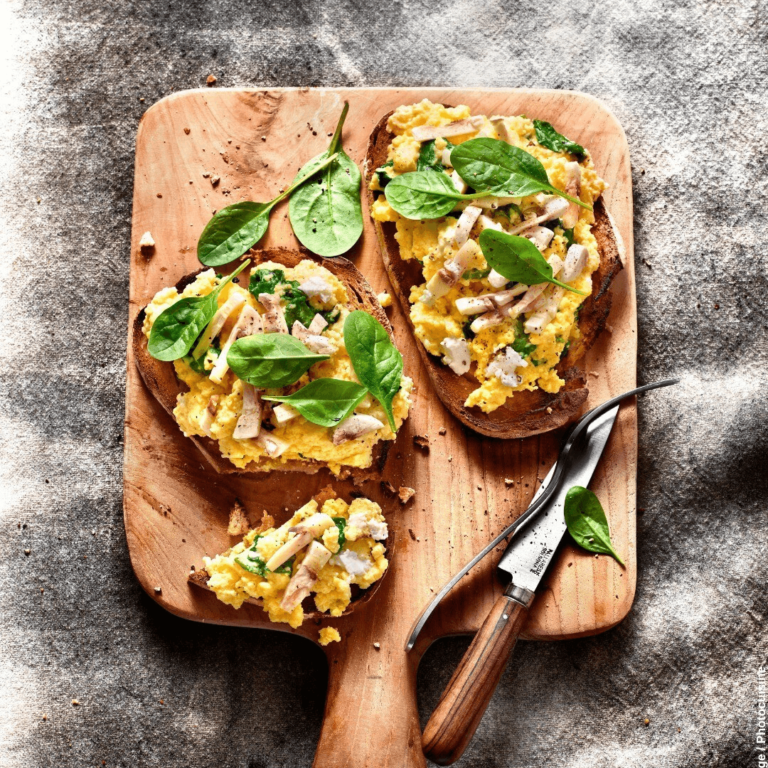 Tartines aux œufs brouillés champignons de Paris et épinards