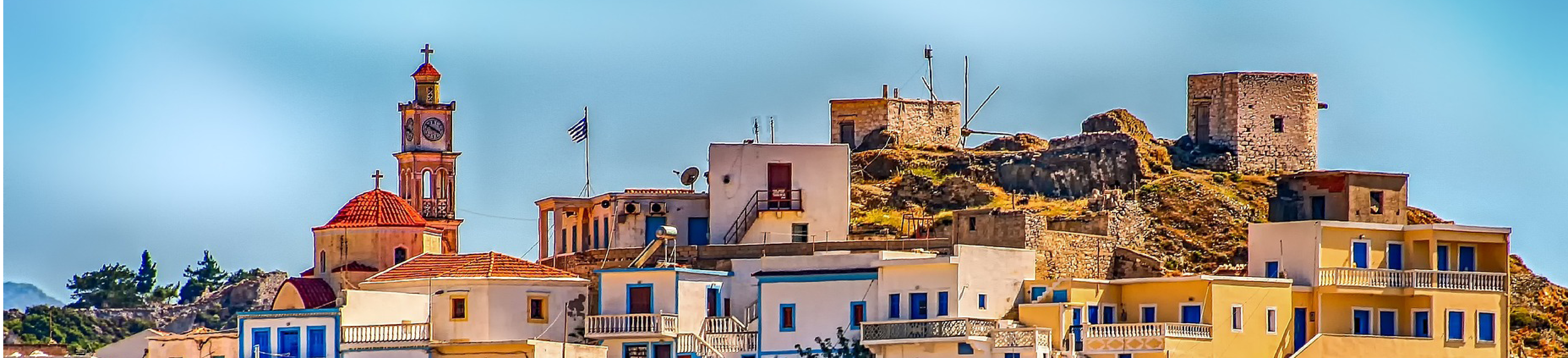 Marché immobilier grec, un avantage pour les retraités : vue pittoresque de maisons blanches en Grèce.