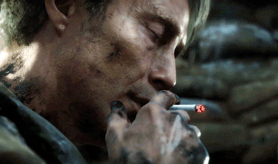 Gif de Cliff Unger, personnage de Death Stranding, qui fume une cigarette