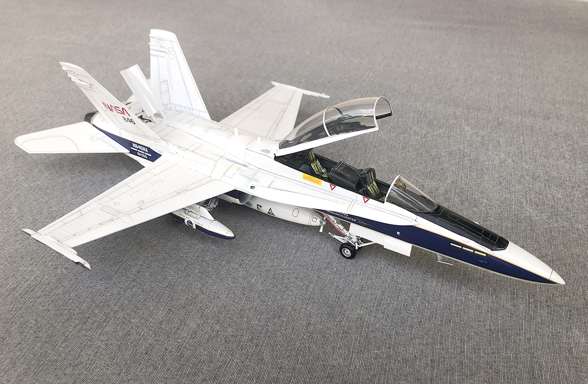 [Hobby Boss] 1/48 - McDonnell-Douglas F/A-18D Hornet NASA  0gk9