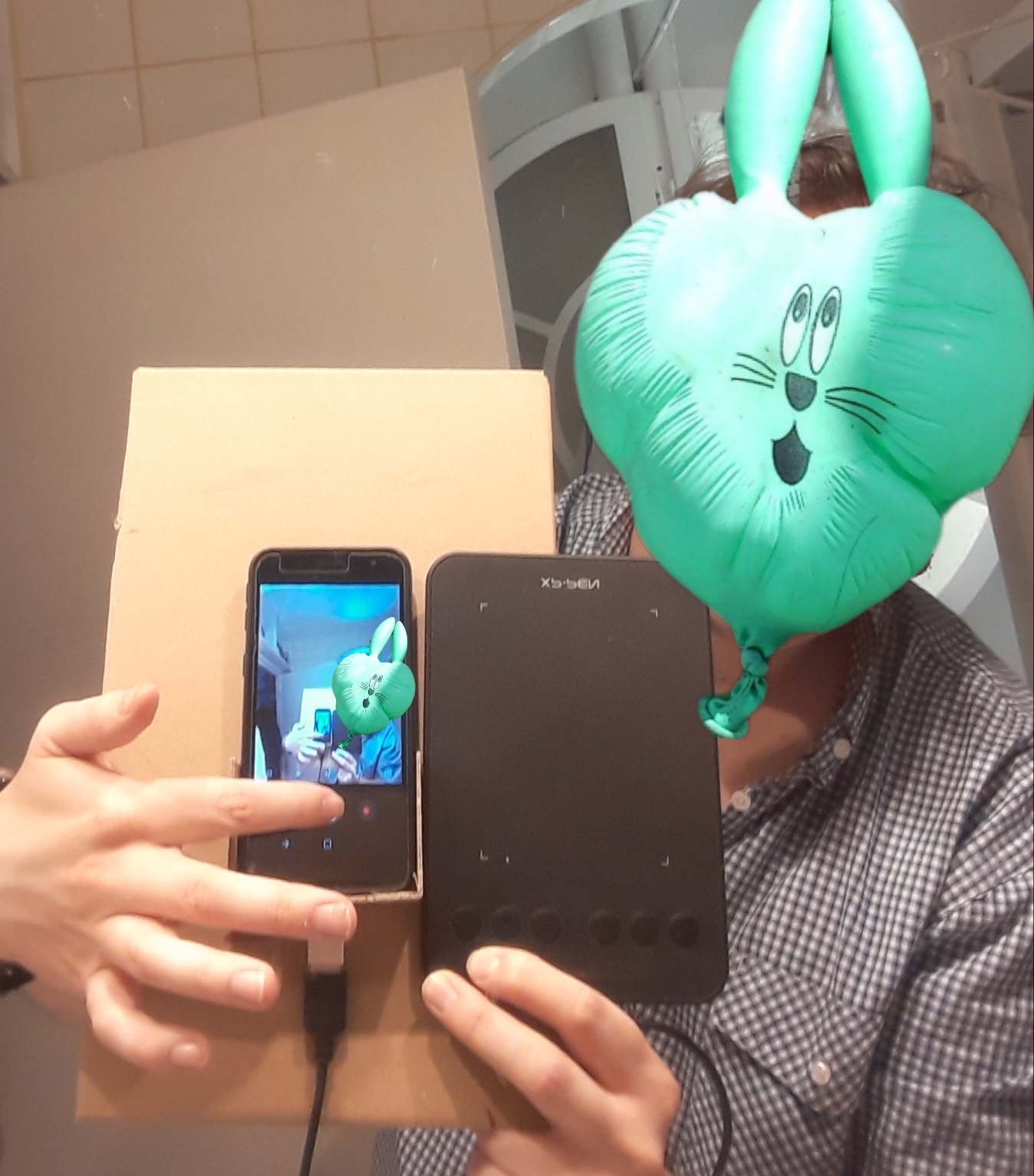 piggy in the mirror holding the "stand" and their tablet upside down