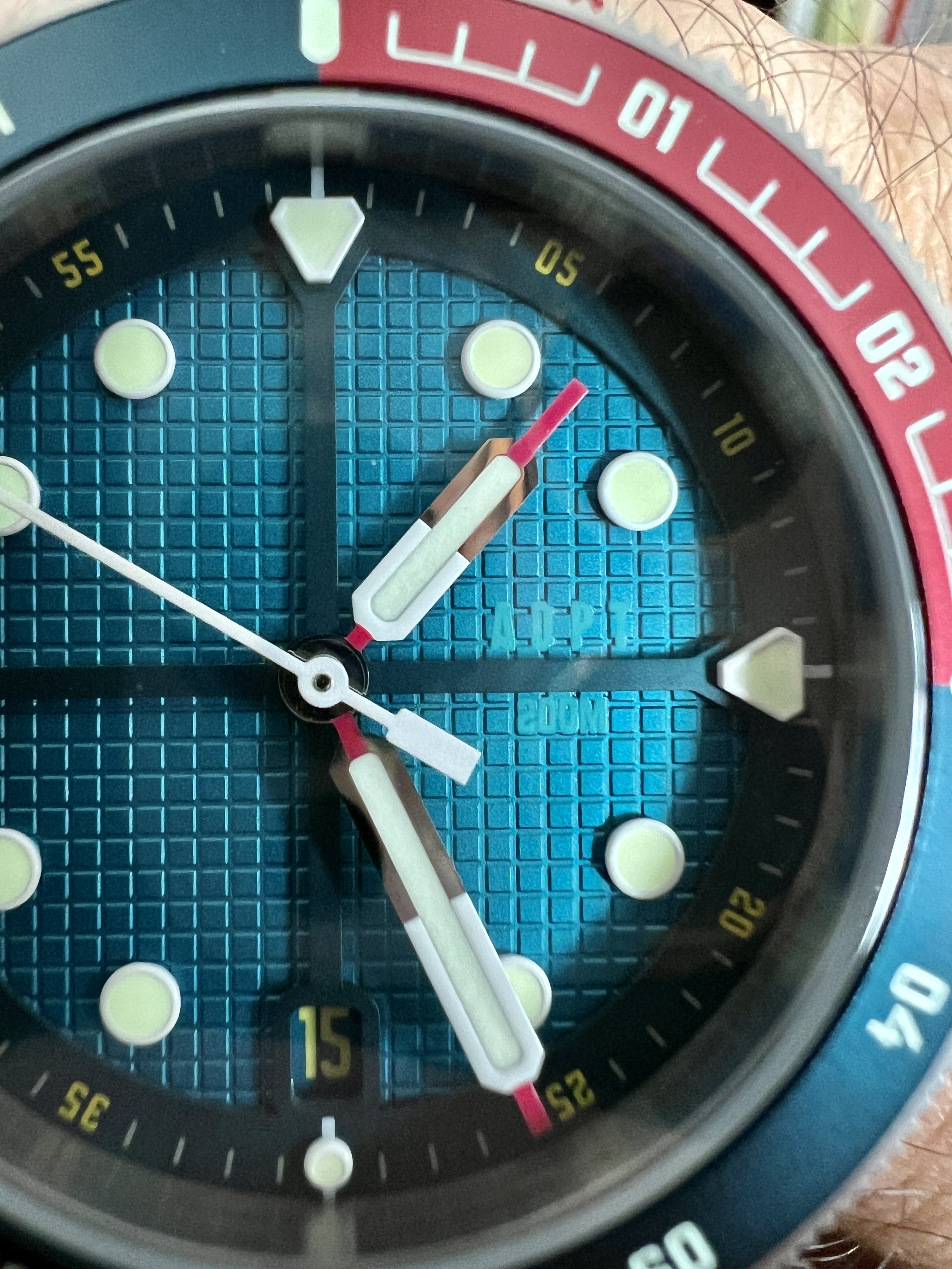 ADPT SERIES 1 – Petite montre colorée Umh7