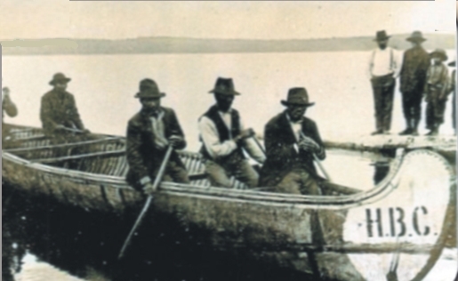 Illustration : Canot de la compagnie de la Baie d'Hudson à Notre-Dame-du-Laus (chronique n°3 de Luc Coursol. Photographie : archives diocésaines)
