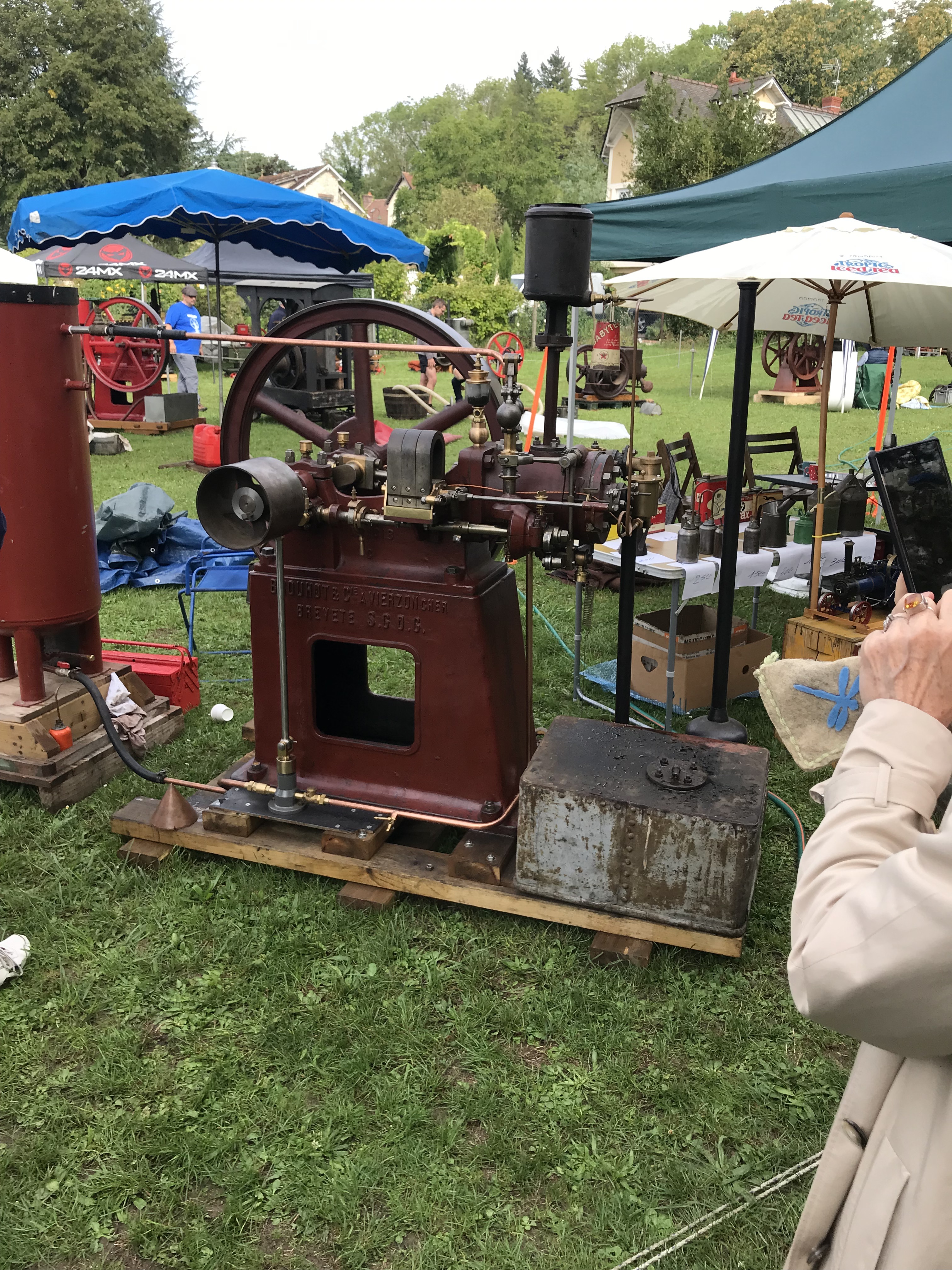 27  Les moteurs sont dans le pré a Giverny (Eure) 3zlb