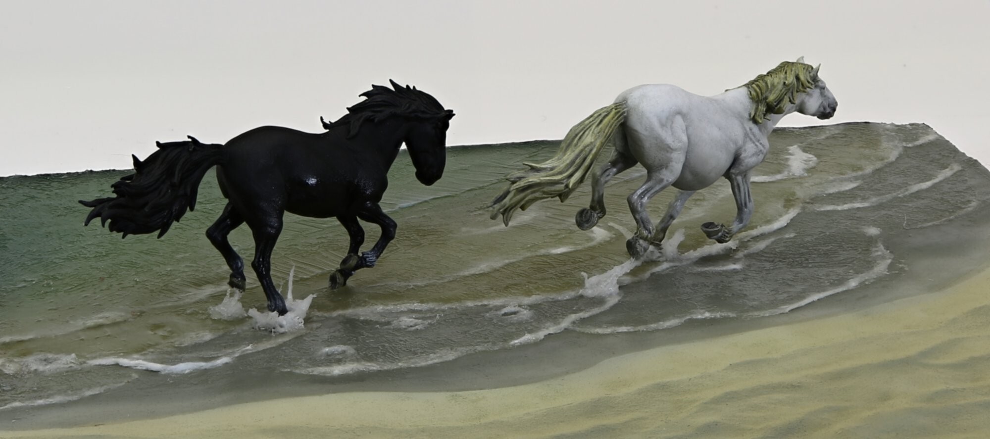 ModelGeek Dio 1/48 2 chevaux qui courent sur une plage. D9mz