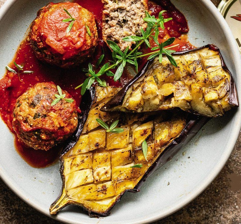 Boulettes aux 3 viandes, purée de piment labadi, sauce tomate et aubergines confites 2lka