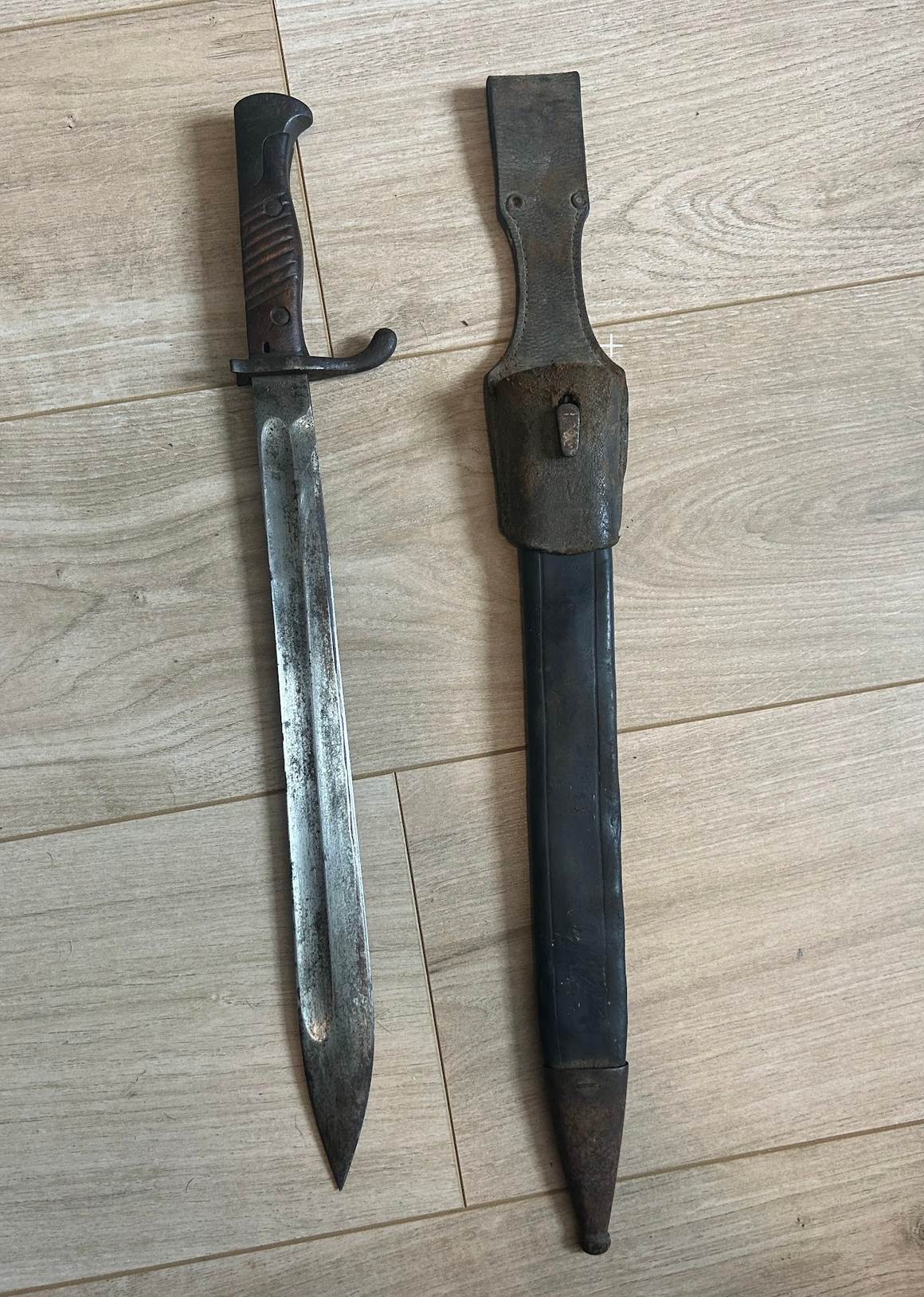 lot de baïonnettes et un sabre ? 0c11