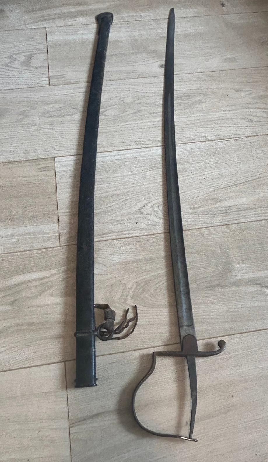 lot de baïonnettes et un sabre ? X2tg