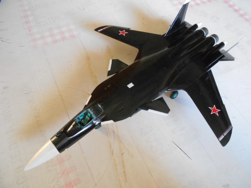 1/72 -  SOUKHOI Su-47 Berkut - ZVEZDA 9t4p