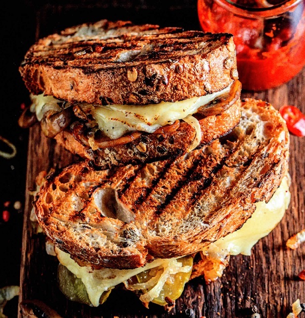 Sandwich chaud champignons/fromage/sauce tomate Byud