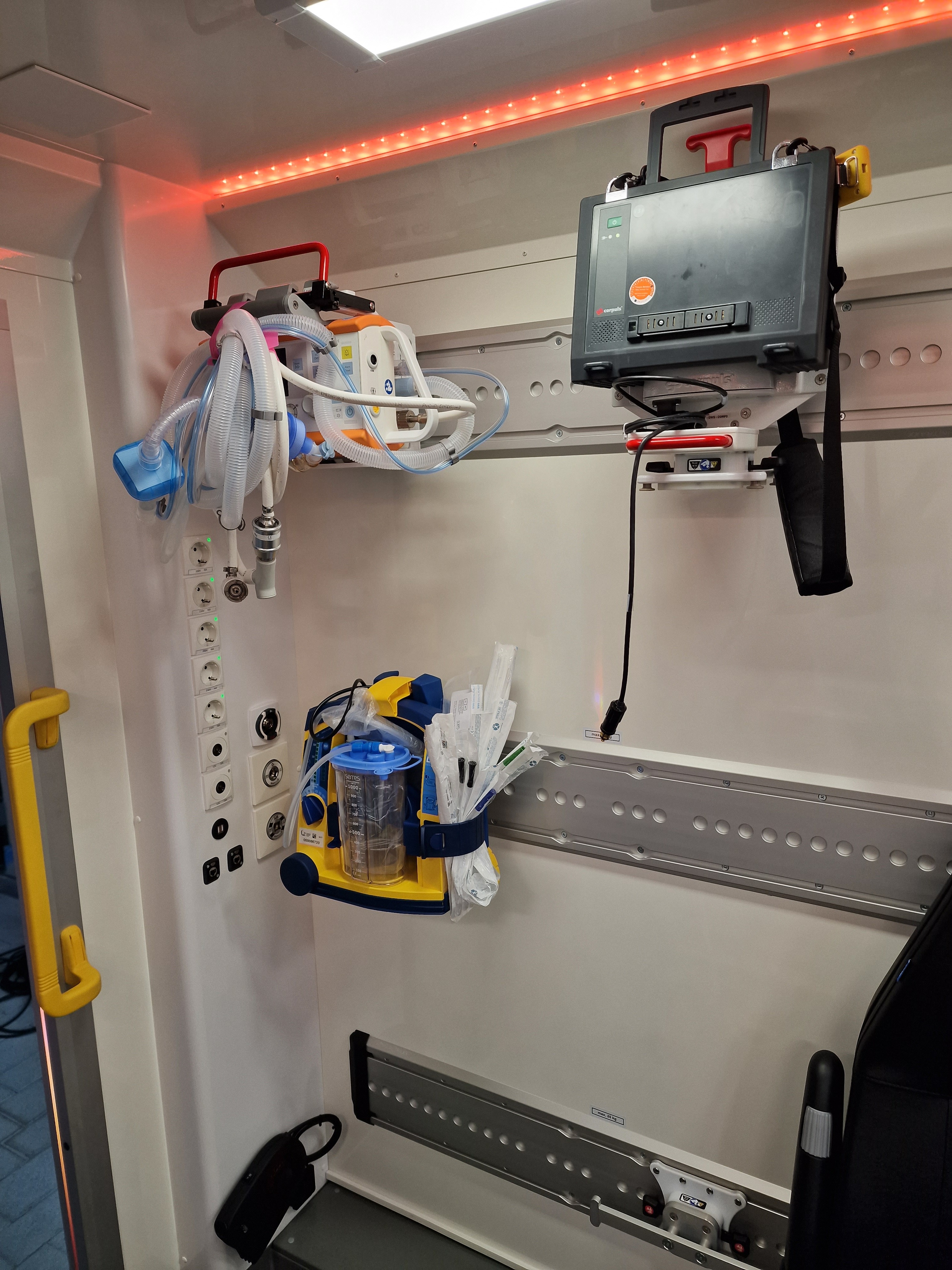 Nouvelle ambulance haute technologie pour l’UZ Brussel  01g4