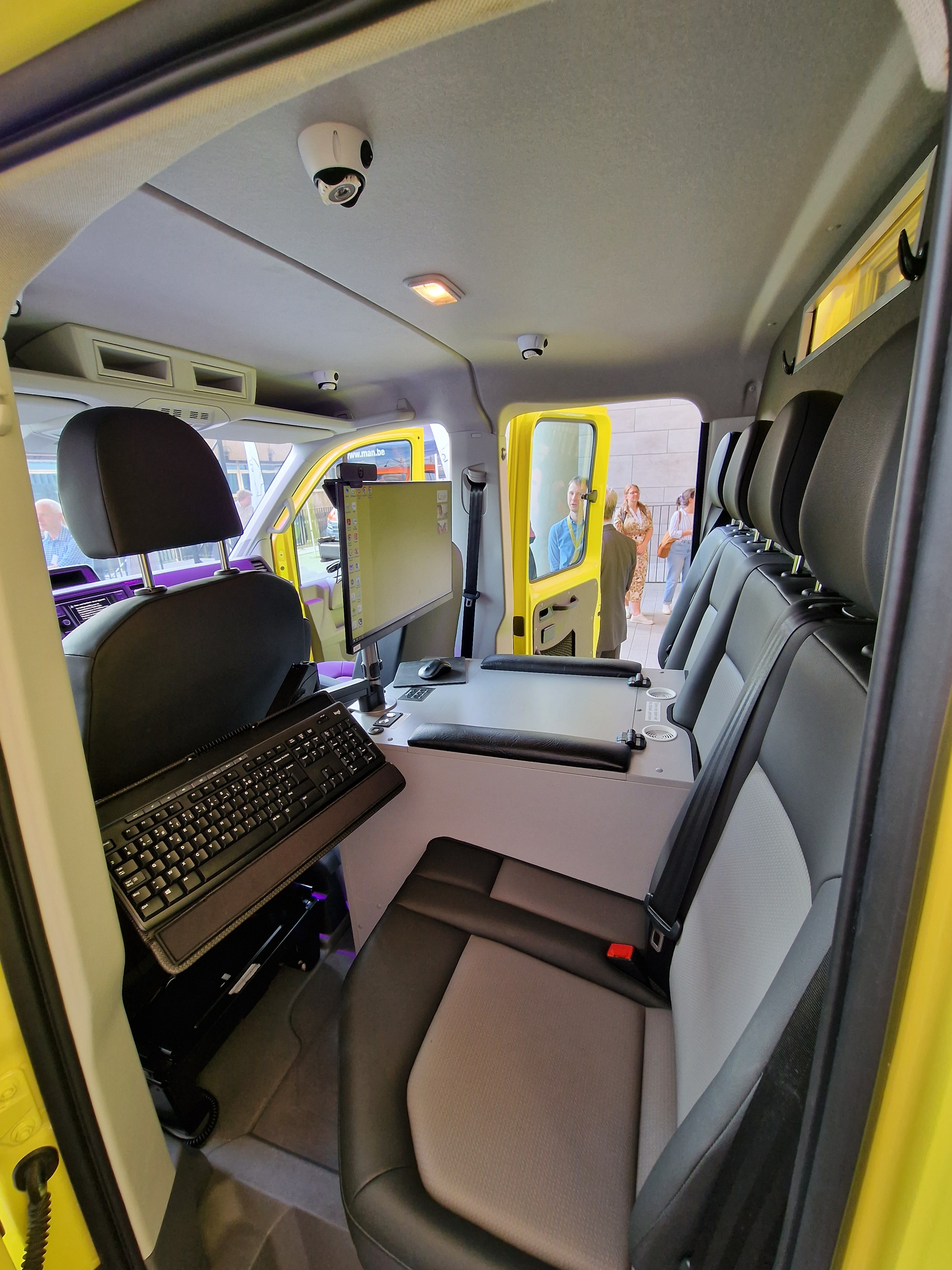 Nouvelle ambulance haute technologie pour l’UZ Brussel  3w6o