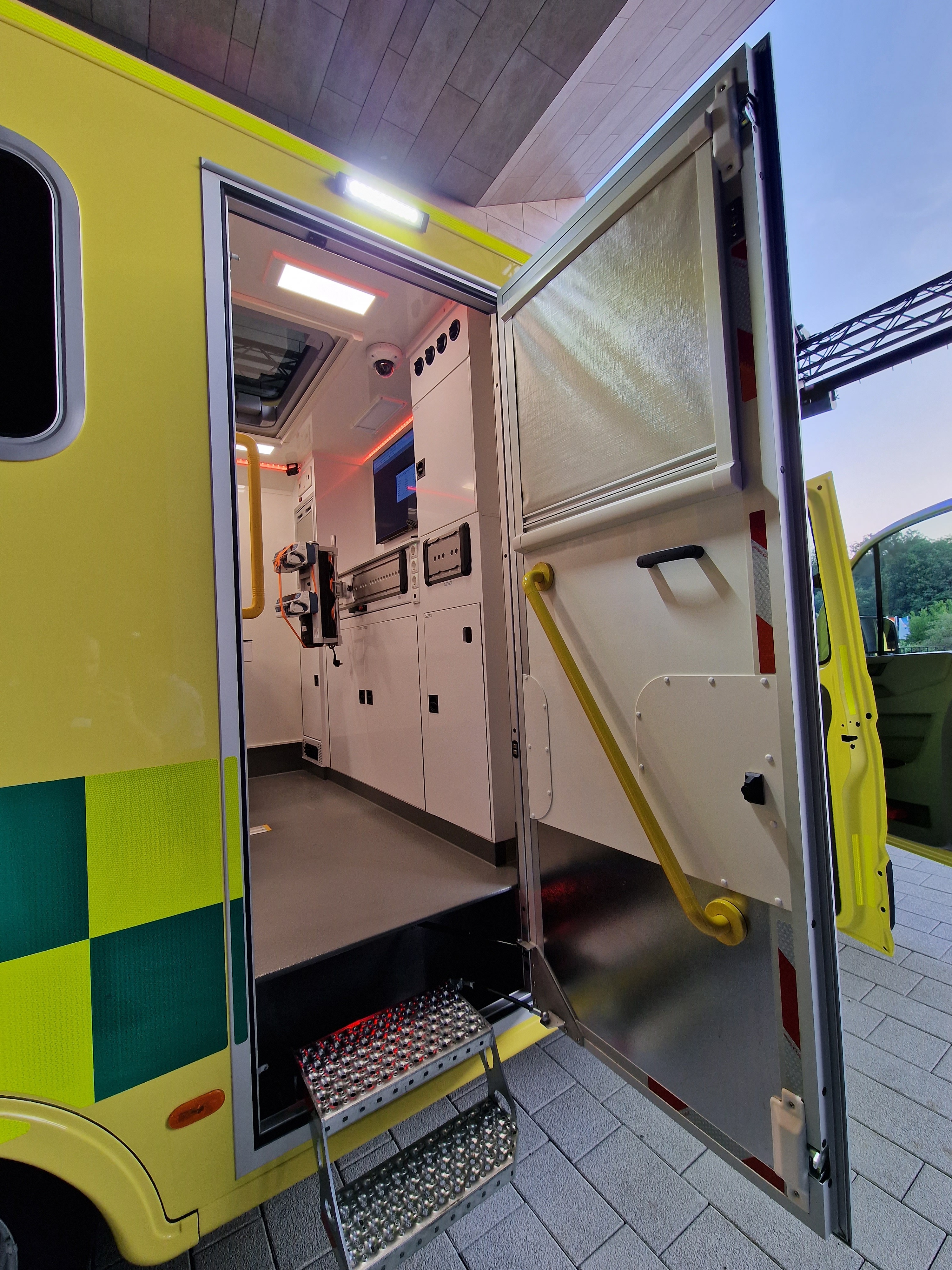 Nouvelle ambulance haute technologie pour l’UZ Brussel  Dk4l