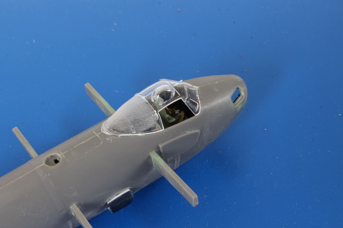 [Airfix] 1/72 - De Havilland Mosquito PR XVI - L'avion d'Yves Ezanno. Un voile de gris... ! - Page 4 Iixf