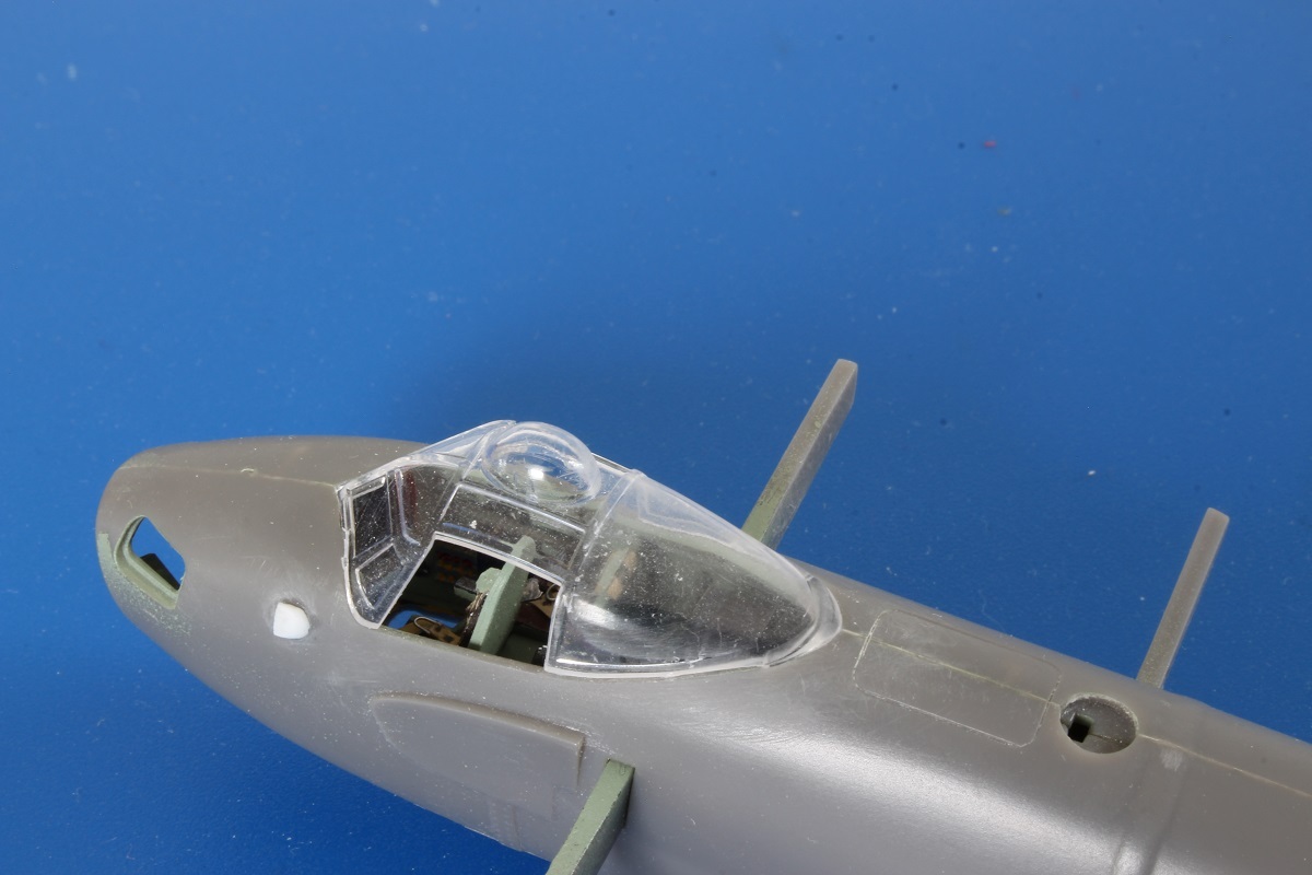 [Airfix] 1/72 - De Havilland Mosquito PR XVI - L'avion d'Yves Ezanno. Un voile de gris... ! - Page 4 Kwec