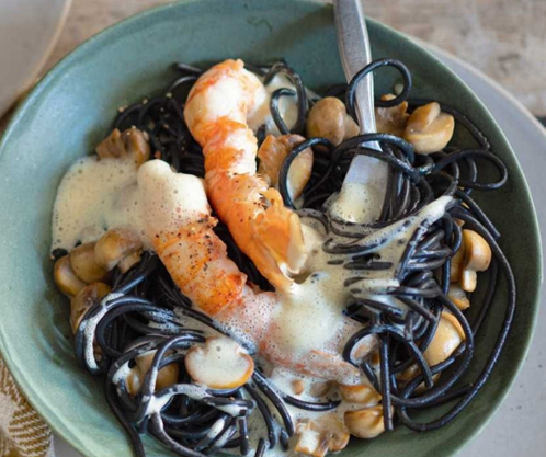 Spaghettis à l'encre de seiche, sauce crème/langoustines/safran A1j3