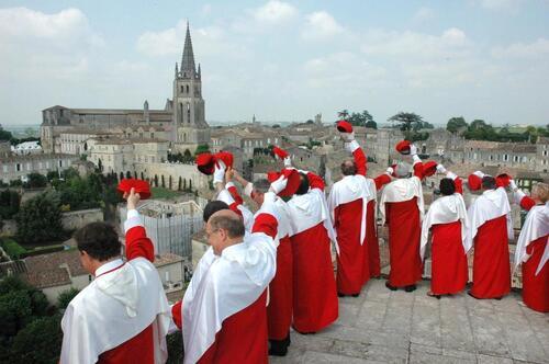 Jurats saluant la foule depuis la Tour de Marie, en tenues traditionnelles d'apparat