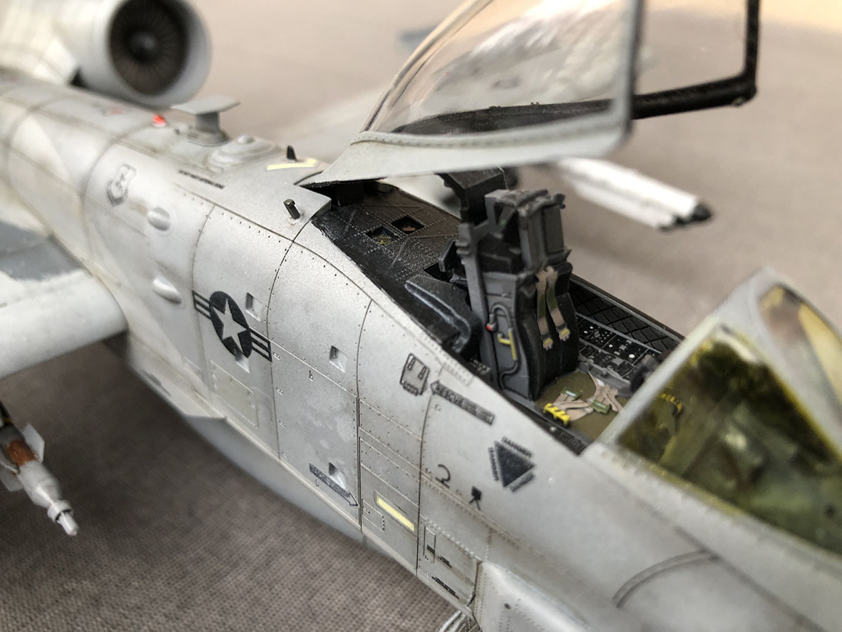 [Academy] Fairchild A-10C Thunderbolt II (Warthog)  1/48 Cxri